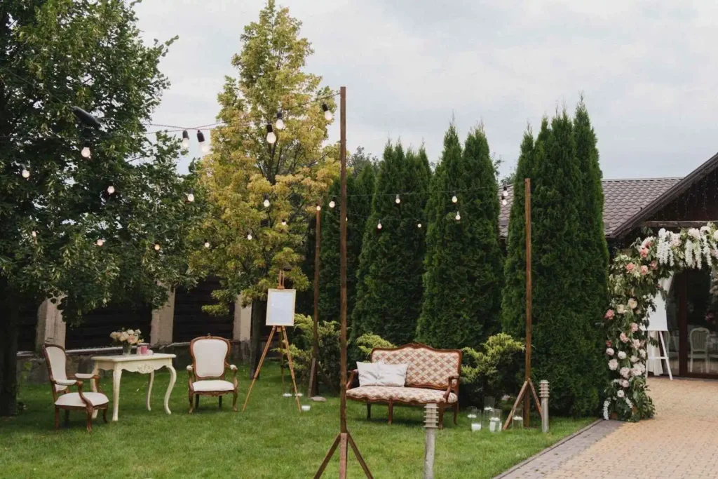 Lounge zone at wedding reception outdoors - Trending Landscape Design Ideas