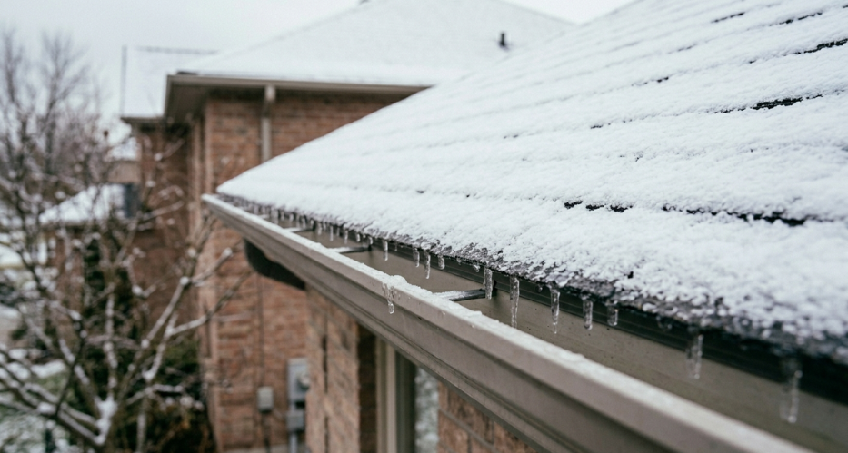 What Are the Risks of Frozen Gutters and Ice Dams During Canadian Winters 